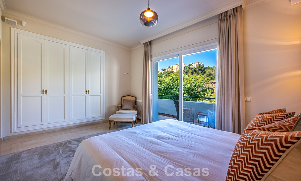 Villa de style espagnol à vendre en bordure d’un parcours de golf, dans résidence sécurisée de La Quinta, Marbella - Benahavís 789251