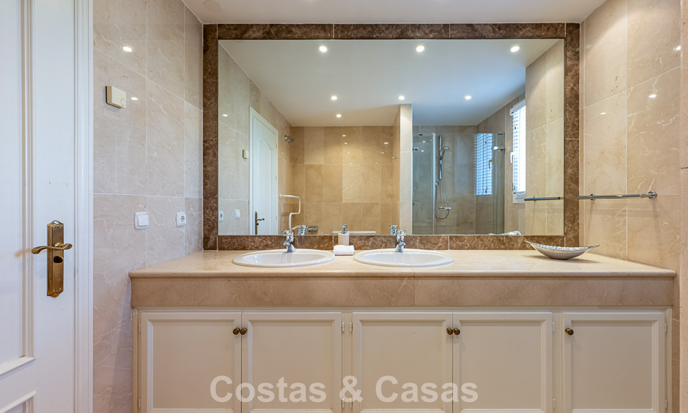 Villa de style espagnol à vendre en bordure d’un parcours de golf, dans résidence sécurisée de La Quinta, Marbella - Benahavís 789253