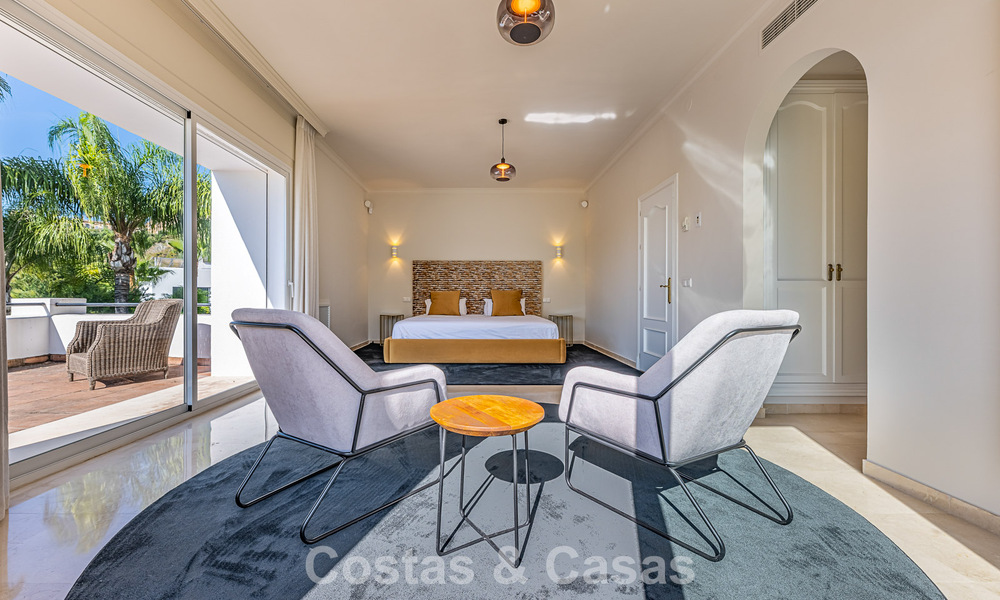 Villa de style espagnol à vendre en bordure d’un parcours de golf, dans résidence sécurisée de La Quinta, Marbella - Benahavís 789255