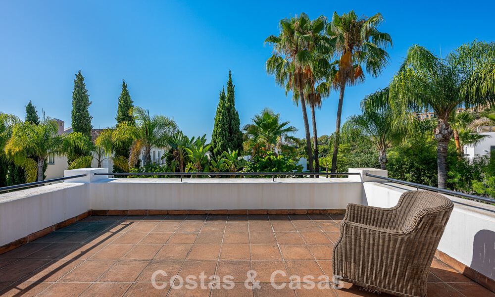 Villa de style espagnol à vendre en bordure d’un parcours de golf, dans résidence sécurisée de La Quinta, Marbella - Benahavís 789258