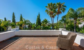 Villa de style espagnol à vendre en bordure d’un parcours de golf, dans résidence sécurisée de La Quinta, Marbella - Benahavís 789258 