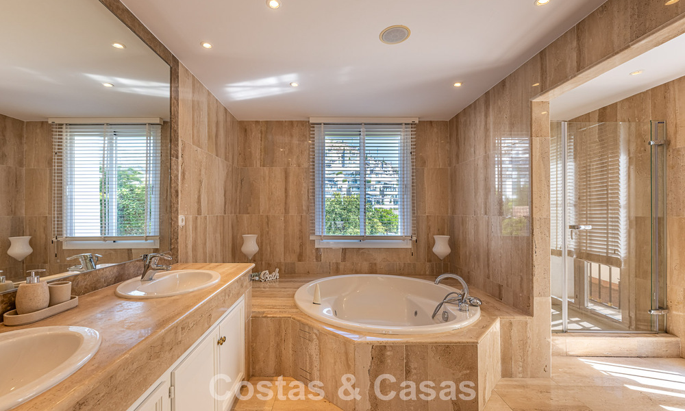 Villa de style espagnol à vendre en bordure d’un parcours de golf, dans résidence sécurisée de La Quinta, Marbella - Benahavís 789264