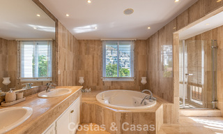 Villa de style espagnol à vendre en bordure d’un parcours de golf, dans résidence sécurisée de La Quinta, Marbella - Benahavís 789264 