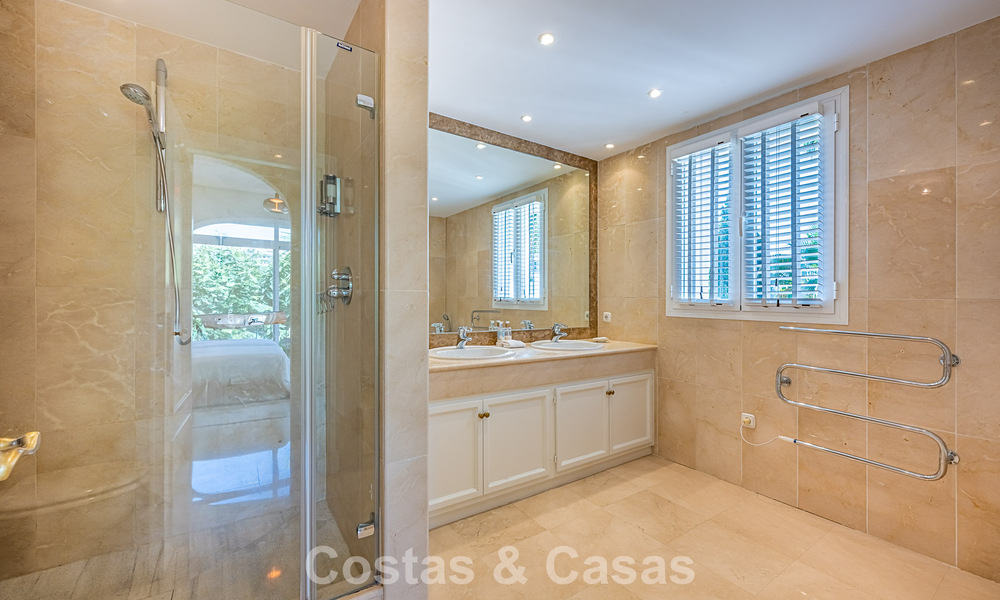 Villa de style espagnol à vendre en bordure d’un parcours de golf, dans résidence sécurisée de La Quinta, Marbella - Benahavís 789270