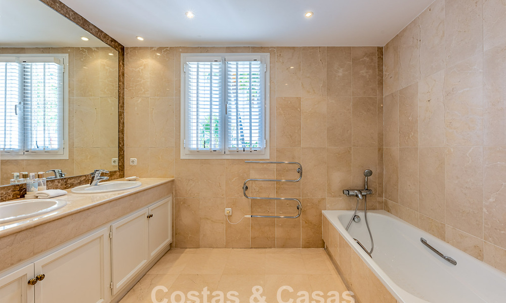 Villa de style espagnol à vendre en bordure d’un parcours de golf, dans résidence sécurisée de La Quinta, Marbella - Benahavís 789271