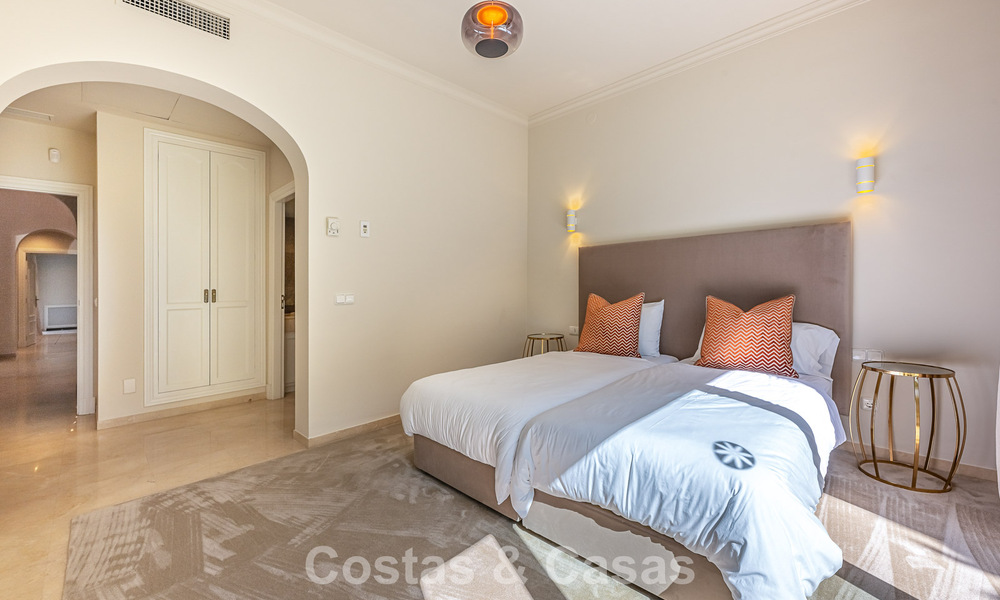 Villa de style espagnol à vendre en bordure d’un parcours de golf, dans résidence sécurisée de La Quinta, Marbella - Benahavís 789275