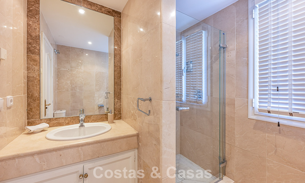 Villa de style espagnol à vendre en bordure d’un parcours de golf, dans résidence sécurisée de La Quinta, Marbella - Benahavís 789277