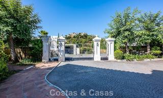 Villa de style espagnol à vendre en bordure d’un parcours de golf, dans résidence sécurisée de La Quinta, Marbella - Benahavís 789283 