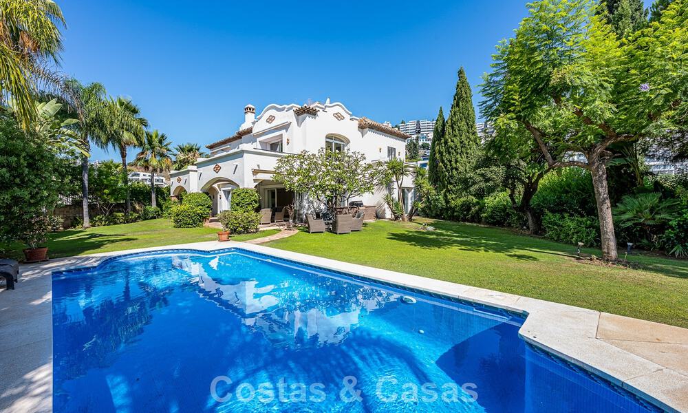 Villa de style espagnol à vendre en bordure d’un parcours de golf, dans résidence sécurisée de La Quinta, Marbella - Benahavís 789287