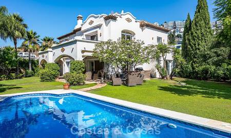 Villa de style espagnol à vendre en bordure d’un parcours de golf, dans résidence sécurisée de La Quinta, Marbella - Benahavís 789288