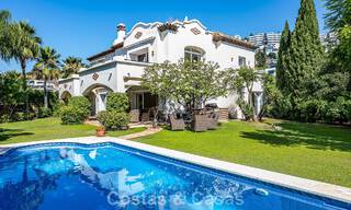 Villa de style espagnol à vendre en bordure d’un parcours de golf, dans résidence sécurisée de La Quinta, Marbella - Benahavís 789288 