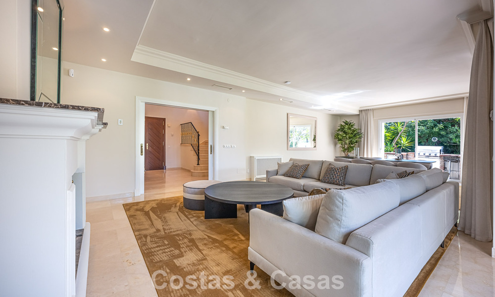 Villa de style espagnol à vendre en bordure d’un parcours de golf, dans résidence sécurisée de La Quinta, Marbella - Benahavís 789295