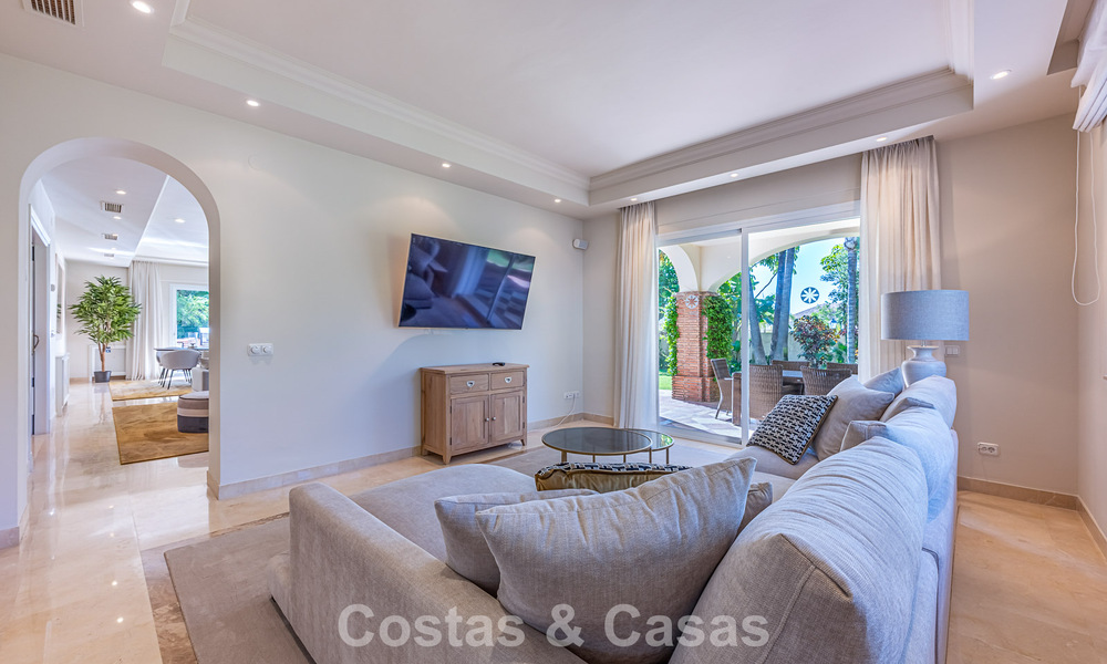 Villa de style espagnol à vendre en bordure d’un parcours de golf, dans résidence sécurisée de La Quinta, Marbella - Benahavís 789296