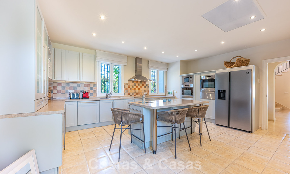 Villa de style espagnol à vendre en bordure d’un parcours de golf, dans résidence sécurisée de La Quinta, Marbella - Benahavís 789297