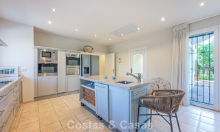 Villa de style espagnol à vendre en bordure d’un parcours de golf, dans résidence sécurisée de La Quinta, Marbella - Benahavís 789298 