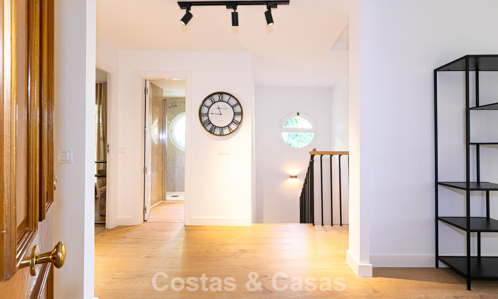 Duplex rénové à vendre à distance de marche de commodités locales et de Puerto Banús à Nueva Andalucia, Marbella 789334