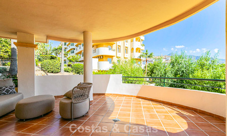 Duplex rénové à vendre à distance de marche de commodités locales et de Puerto Banús à Nueva Andalucia, Marbella 789341