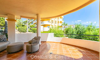 Duplex rénové à vendre à distance de marche de commodités locales et de Puerto Banús à Nueva Andalucia, Marbella 789341 