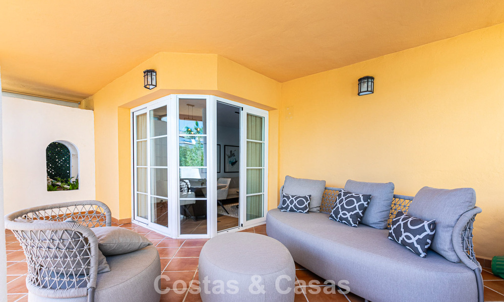 Duplex rénové à vendre à distance de marche de commodités locales et de Puerto Banús à Nueva Andalucia, Marbella 789344