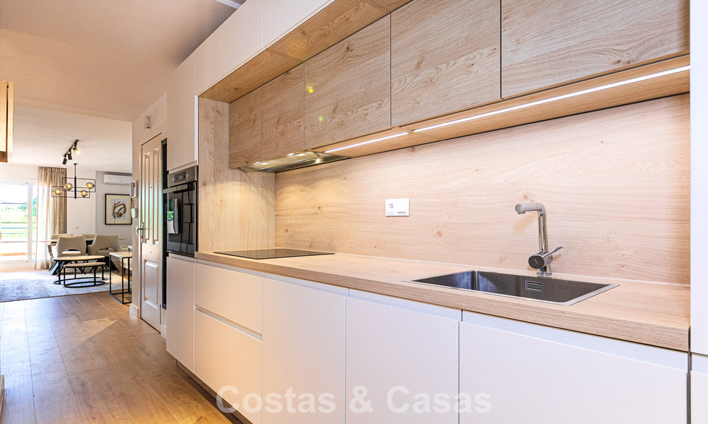 Duplex rénové à vendre à distance de marche de commodités locales et de Puerto Banús à Nueva Andalucia, Marbella 789347