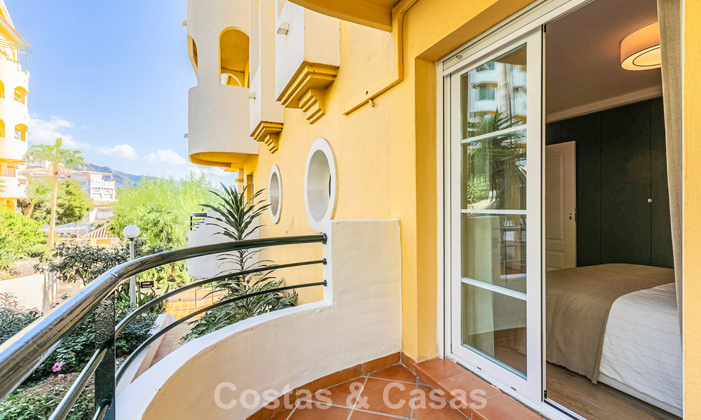 Duplex rénové à vendre à distance de marche de commodités locales et de Puerto Banús à Nueva Andalucia, Marbella 789355