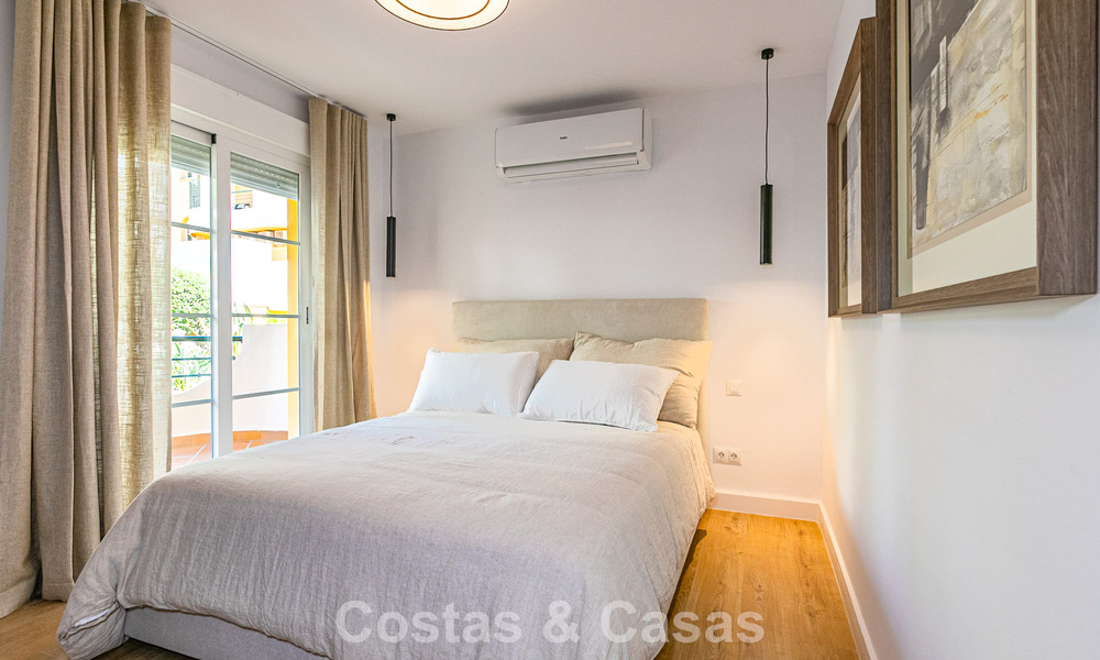 Duplex rénové à vendre à distance de marche de commodités locales et de Puerto Banús à Nueva Andalucia, Marbella 789356