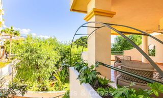 Duplex rénové à vendre à distance de marche de commodités locales et de Puerto Banús à Nueva Andalucia, Marbella 789358 