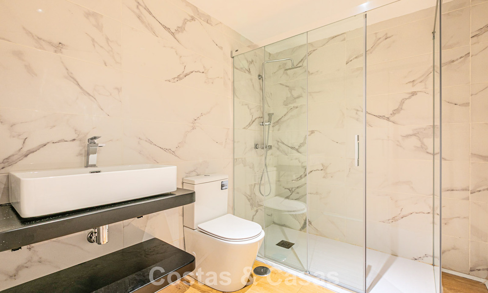 Duplex rénové à vendre à distance de marche de commodités locales et de Puerto Banús à Nueva Andalucia, Marbella 789360