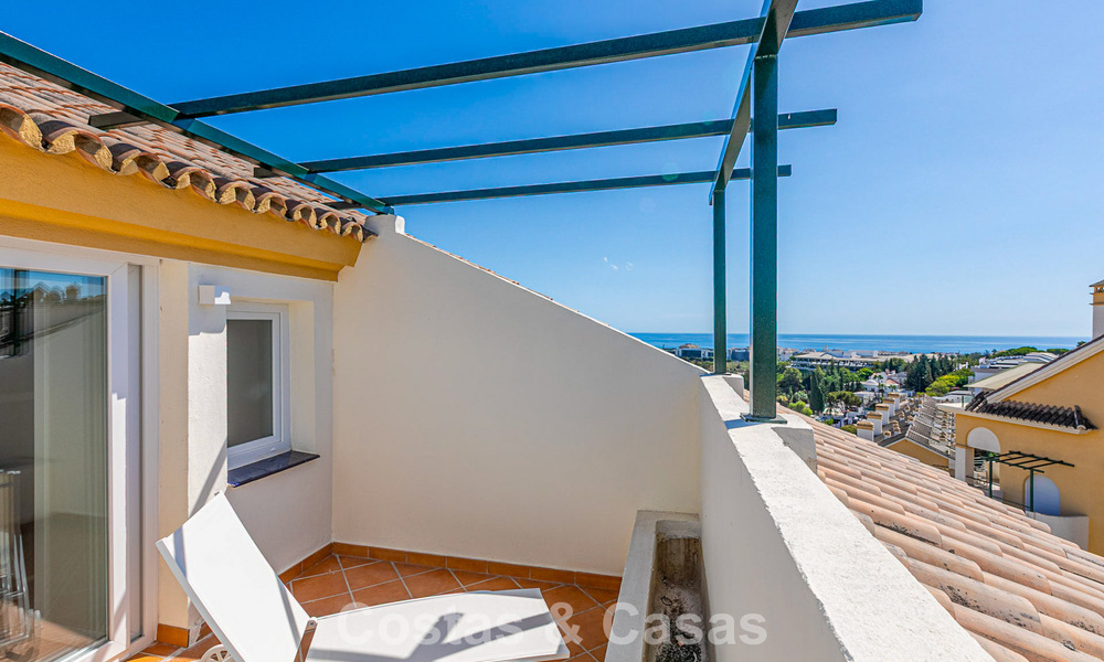 Penthouse avec vue sur la mer à vendre à distance de marche des commodités et de Puerto Banus à Nueva Andalucia, Marbella 789306