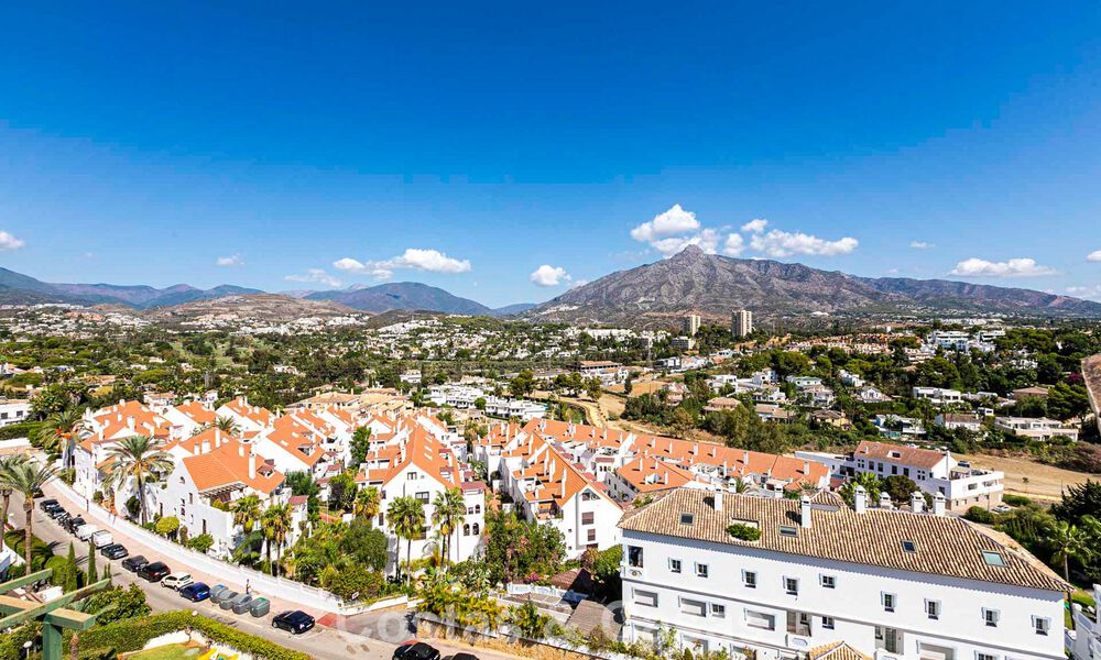 Penthouse avec vue sur la mer à vendre à distance de marche des commodités et de Puerto Banus à Nueva Andalucia, Marbella 789328