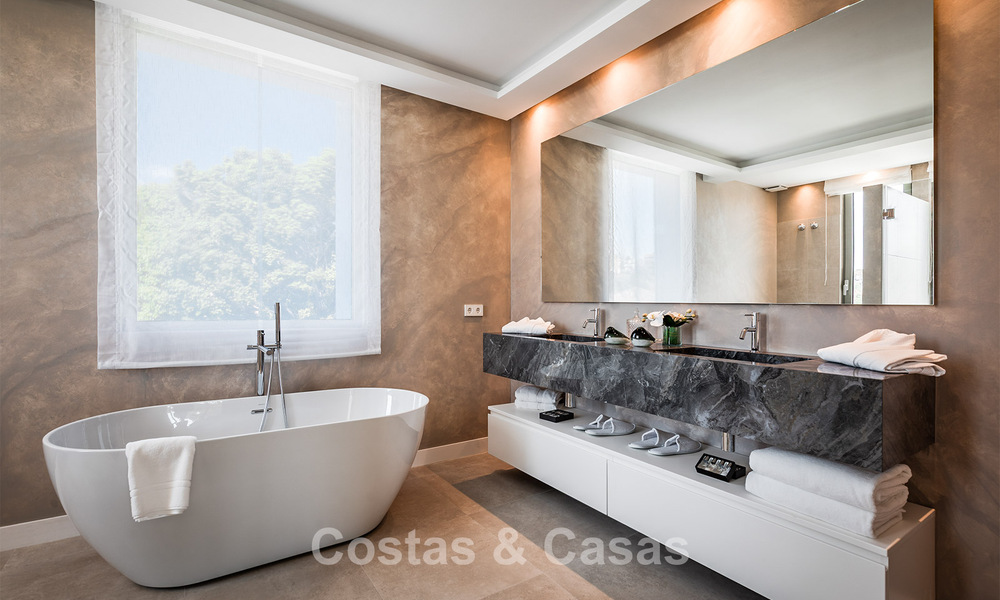 Villa de luxe prête à emménager, au design minimaliste, à vendre sur la New Golden Mile entre Marbella et Estepona 789691