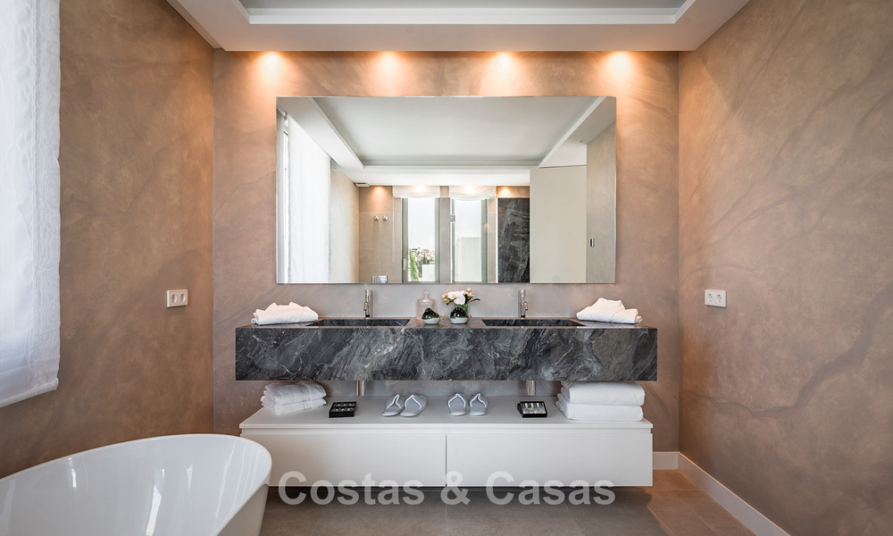 Villa de luxe prête à emménager, au design minimaliste, à vendre sur la New Golden Mile entre Marbella et Estepona 789692