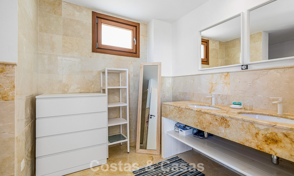 Appartement contemporain prêt à emménager avec vue panoramique sur la mer à vendre à l’est de Marbella 789380