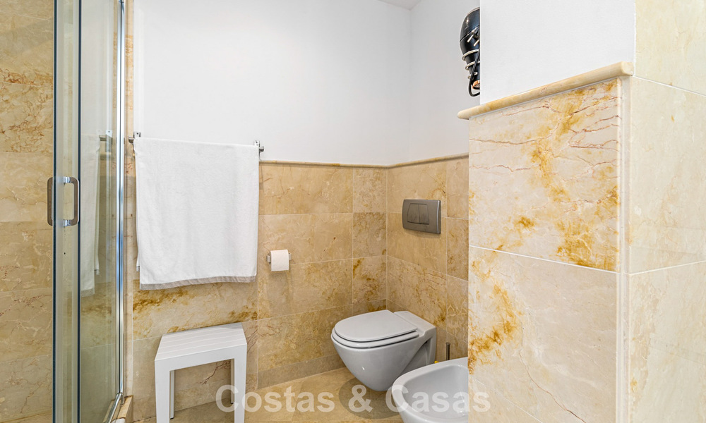 Appartement contemporain prêt à emménager avec vue panoramique sur la mer à vendre à l’est de Marbella 789381