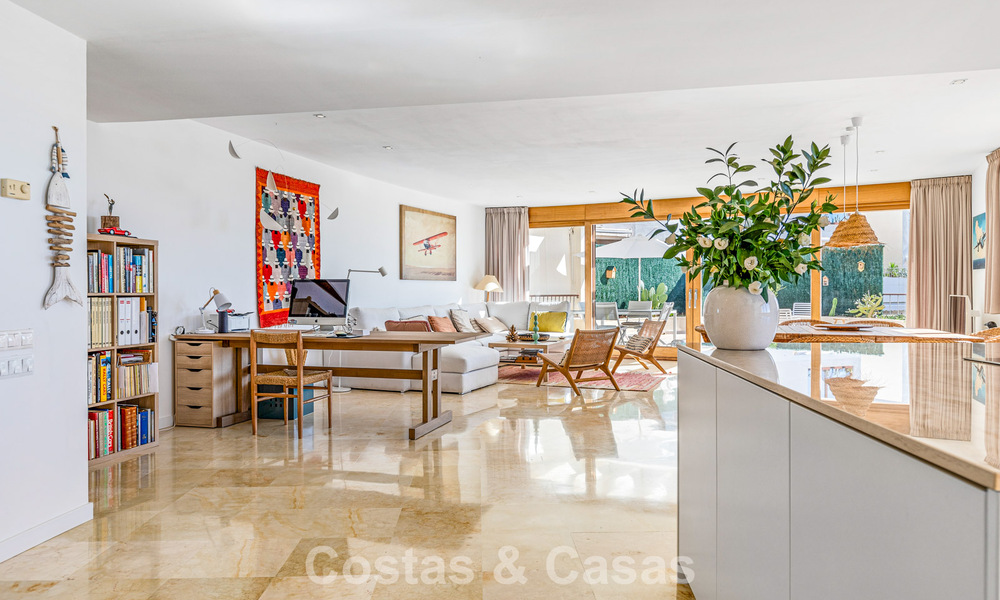 Appartement contemporain prêt à emménager avec vue panoramique sur la mer à vendre à l’est de Marbella 789388