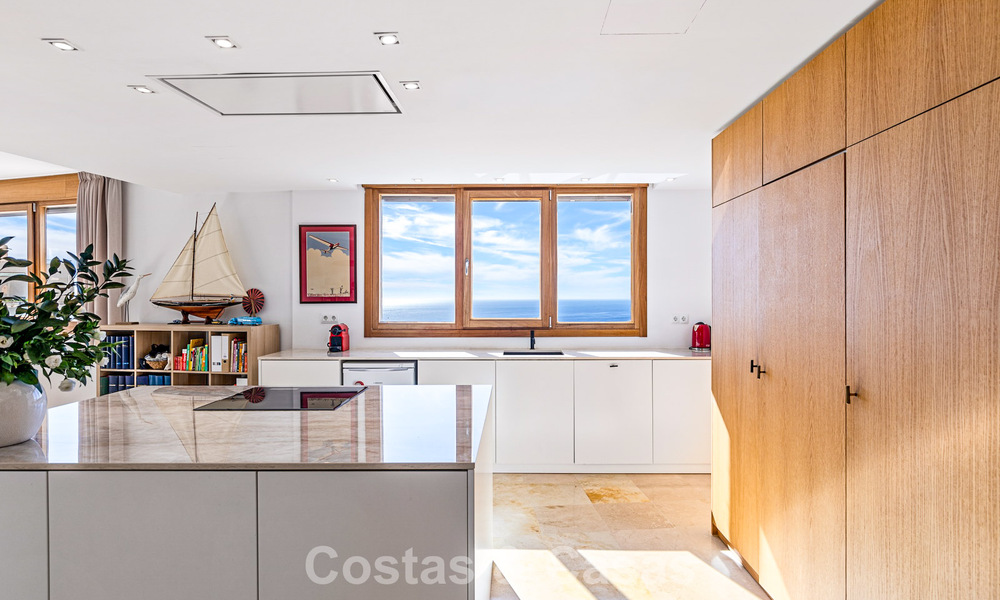 Appartement contemporain prêt à emménager avec vue panoramique sur la mer à vendre à l’est de Marbella 789392