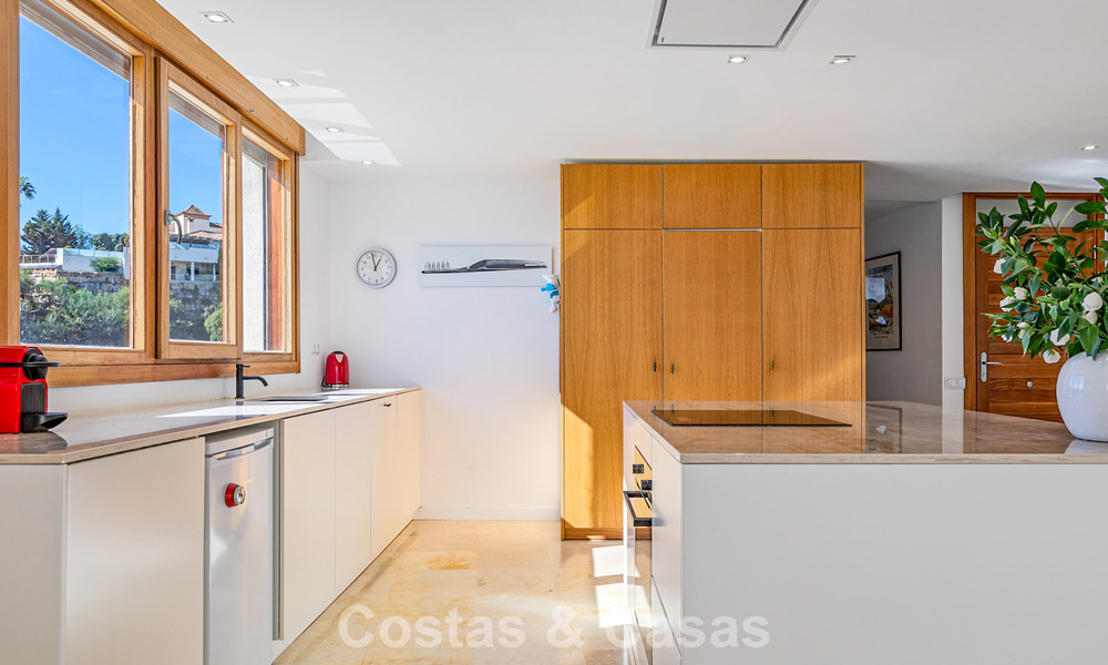 Appartement contemporain prêt à emménager avec vue panoramique sur la mer à vendre à l’est de Marbella 789394