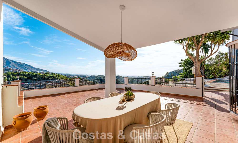 Villa andalouse de luxe élégante au charme intemporel à vendre à El Madroñal, Marbella - Benahavís 789523