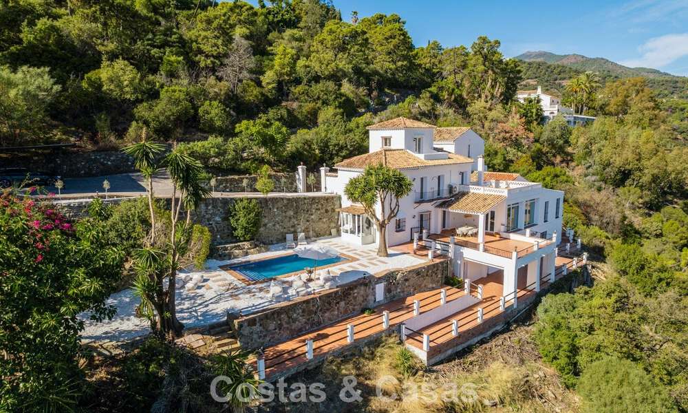 Villa andalouse de luxe élégante au charme intemporel à vendre à El Madroñal, Marbella - Benahavís 789531