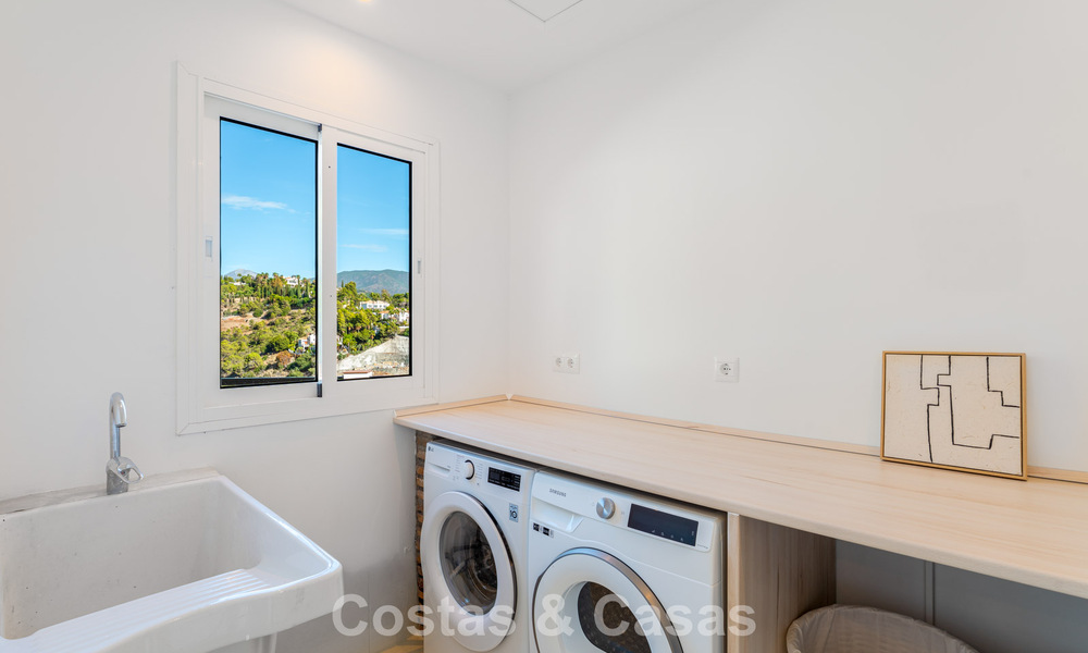 Villa andalouse de luxe élégante au charme intemporel à vendre à El Madroñal, Marbella - Benahavís 789536