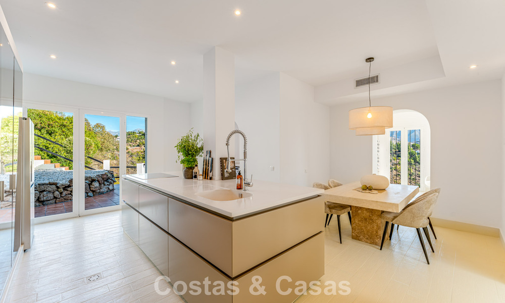 Villa andalouse de luxe élégante au charme intemporel à vendre à El Madroñal, Marbella - Benahavís 789542