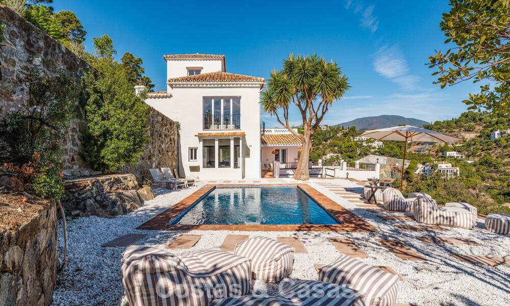 Villa andalouse de luxe élégante au charme intemporel à vendre à El Madroñal, Marbella - Benahavís 789561