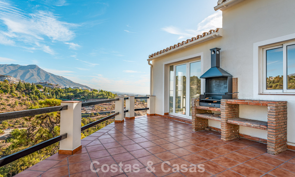 Villa andalouse de luxe élégante au charme intemporel à vendre à El Madroñal, Marbella - Benahavís 789567