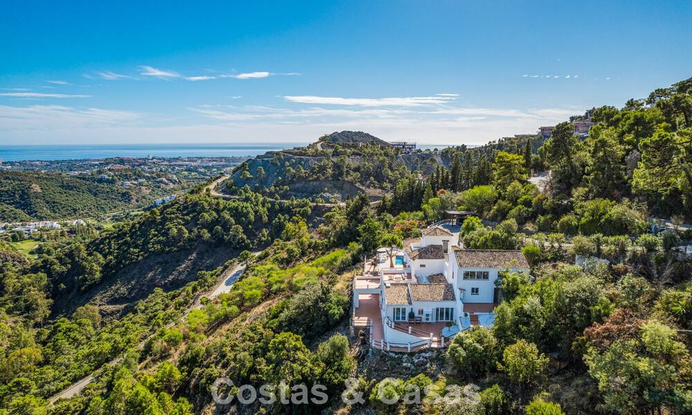 Villa andalouse de luxe élégante au charme intemporel à vendre à El Madroñal, Marbella - Benahavís 789569