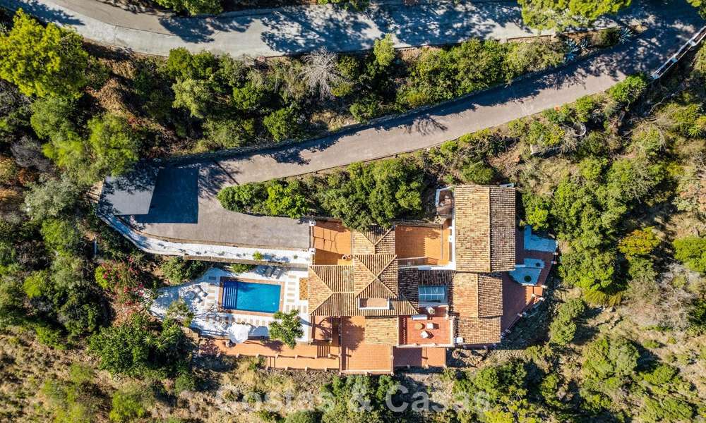 Villa andalouse de luxe élégante au charme intemporel à vendre à El Madroñal, Marbella - Benahavís 789577