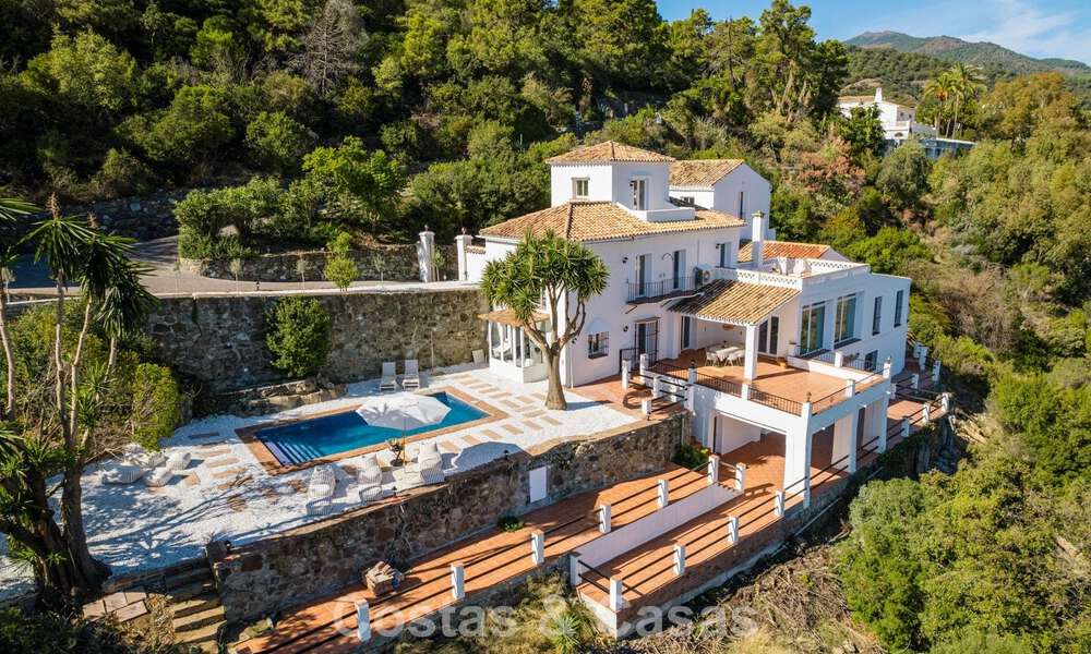 Villa andalouse de luxe élégante au charme intemporel à vendre à El Madroñal, Marbella - Benahavís 789580