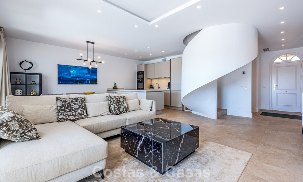 Maison spacieuse et modernisée à vendre au cœur de la vallée du golf de Nueva Andalucia, Marbella 789980