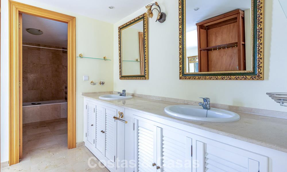 Penthouse en duplex en première ligne de golf à vendre, proche des commodités à Guadalmina Alta et San Pedro, Marbella 790023