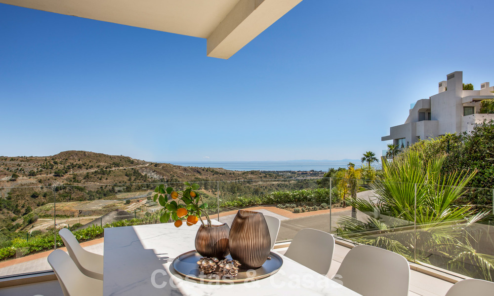 Appartement élégant de 3 chambres à vendre avec vue panoramique sur la mer dans un domaine sécurisé à Benahavis - Marbella 790128