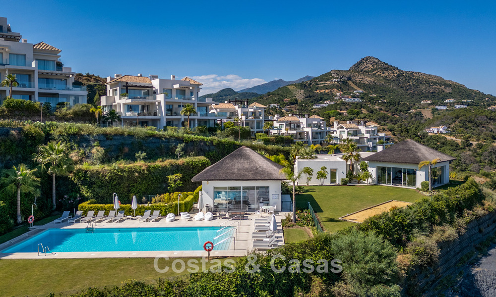 Appartement élégant de 3 chambres à vendre avec vue panoramique sur la mer dans un domaine sécurisé à Benahavis - Marbella 790134